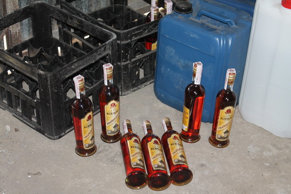 На околиці Ужгорода викрили підпільний цех із розливу фальсифікованого алкоголю (ФОТО, ВІДЕО) 