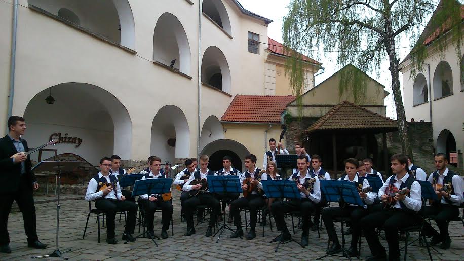 До Мукачева вперше приїхав молодіжний оркестр тамбуринів з Хорватії (ФОТО)