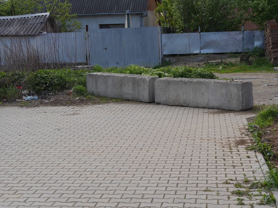 Замість демонтованих шлагбаумів на Драгоманова в Ужгороді мешканці встановили тепер уже залізобетонні блоки (ФОТО)