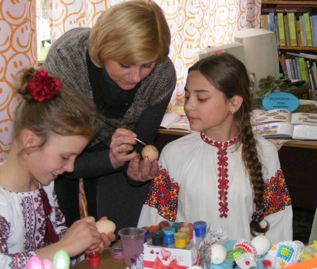 У районній бібліотеці в Іршаві дітей навчали особливостей писанкарства (ФОТО)