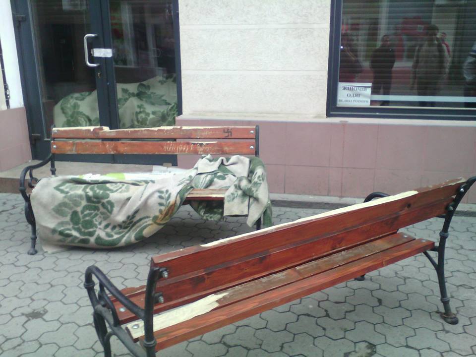 У центрі Ужгорода "народні люстратори" знищили міські лавки та "жили" як безхатьки (ФОТО)