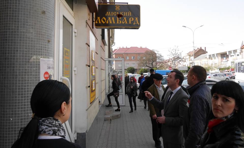 В Ужгороді підприємцям-порушникам дали 10 днів на впорядкування вивісок (ФОТО)