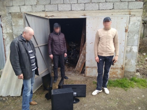 У Мукачеві два молодика викрали з будфірми через розбите вікно комп'ютерної техніки на 25 тис грн