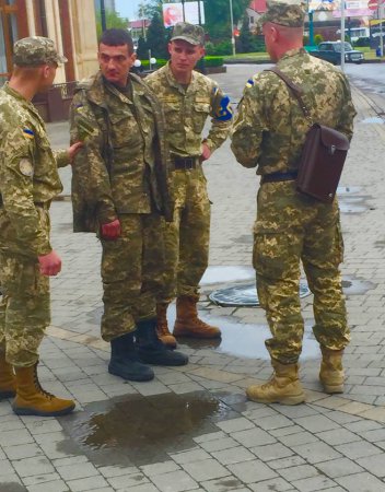 В Ужгороді на залізничному вокзалі затримали п'янезного військового (ФОТО)