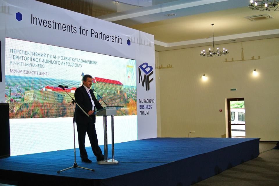 На бізнес-форумі у Мукачеві презентували план розвитку території колишнього аеродрому 