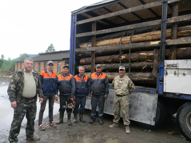 Для будівництва оборонних укріплень в зону АТО з Іршавщини відправили 30 кубів ялинового лісу (ФОТО)