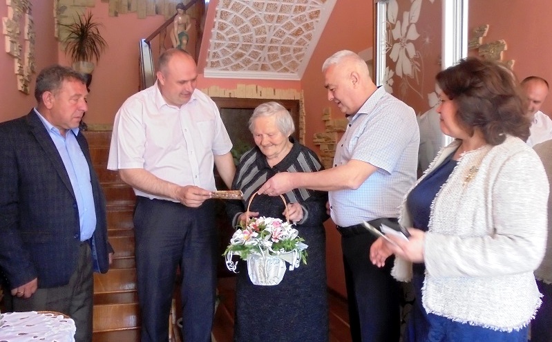 У Перечині вітали зі столітнім ювілеєм довгожительку Олену Ілляш (ФОТО)