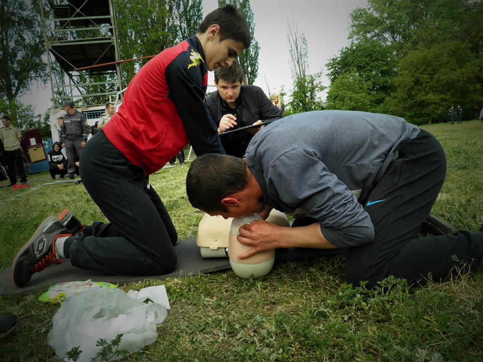В Ужгороді студентська молодь демонструвала свої знання та вміння у змаганнях із пожежно-рятувальних дисциплін (ФОТО)