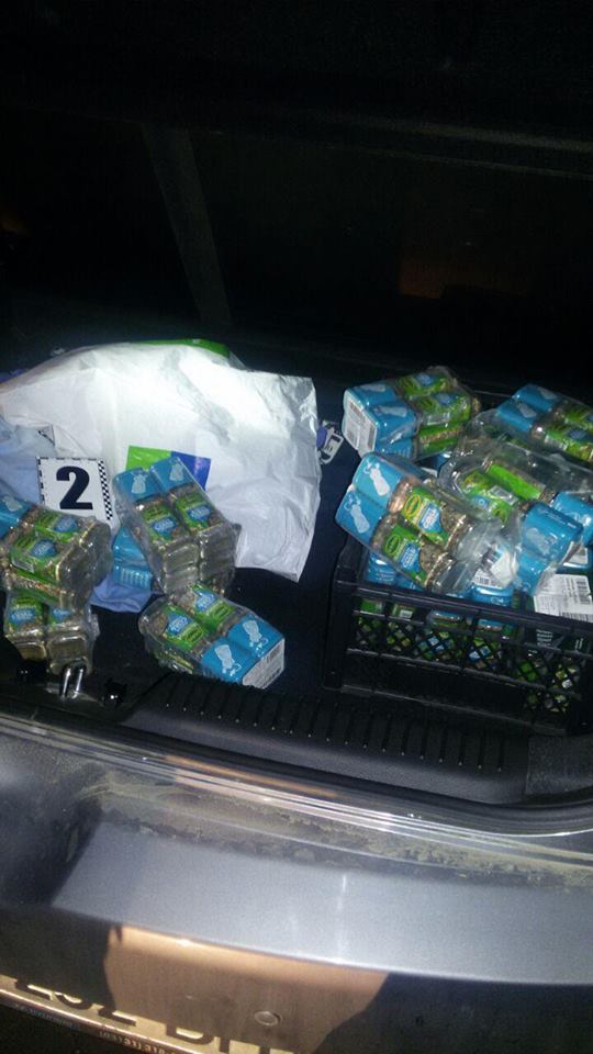 У Мукачеві під час перевірки авто водій та пасажир намагалися позбутися коробки, набитої шприцами з амфетаміном (ФОТО)