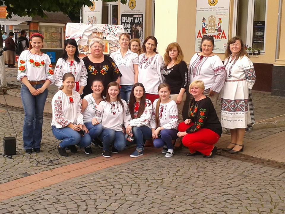 У центрі Мукачева відбувся флеш-моб "Кольорова вишиванка" (ФОТО)