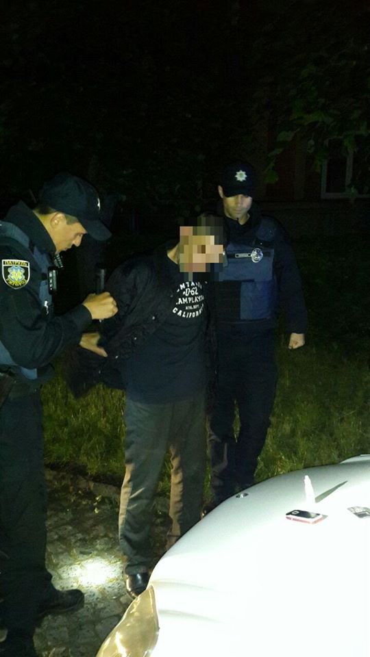 В Ужгороді п'яний водій "Мерседеса" наїхав на припаркований "Фольксваген", а потім збив мотоцикліста (ФОТО)