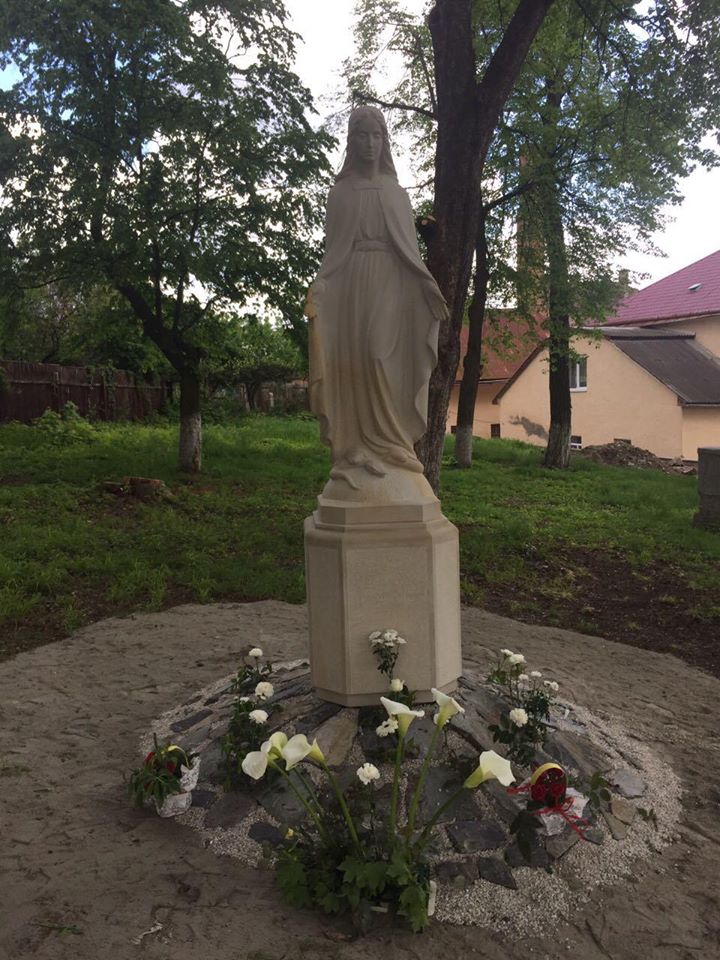 У сквері навпроти ужгородського Хрестовоздвиженського собору встановили статую Богородиці (ФОТО)