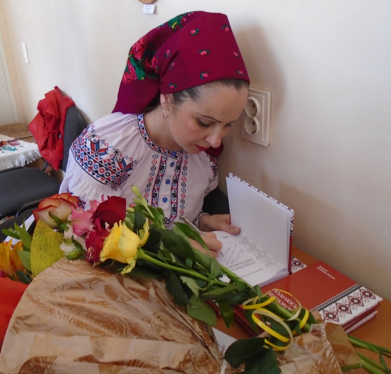 В Ужгороді дебютувала збіркою поезій "Поділюсь неспокоєм" Марина Попович-Павлік (ФОТО)