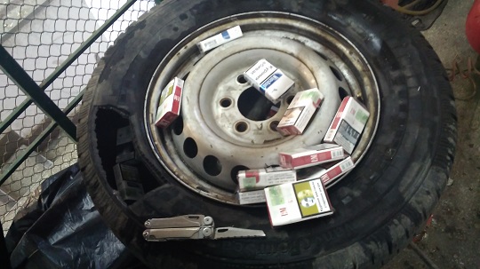 На Закарпатті прикордонники конфіскували "Фольксваген" через приховані в авто і "запасці" контрабандні сигарети (ФОТО)