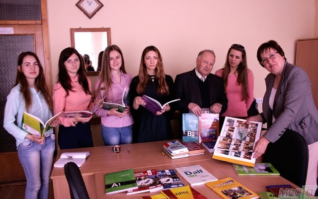 Посольство Франції в Україні подарувало УжНУ сучасну літературу