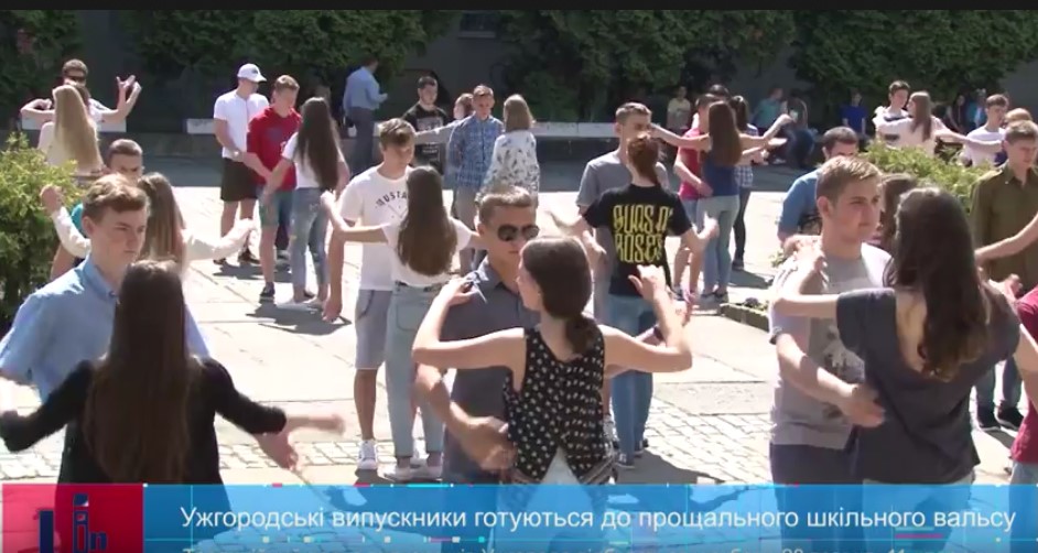Випускники в Ужгороді тренуються перед масовим випускним вальсом у суботу (ВІДЕО)