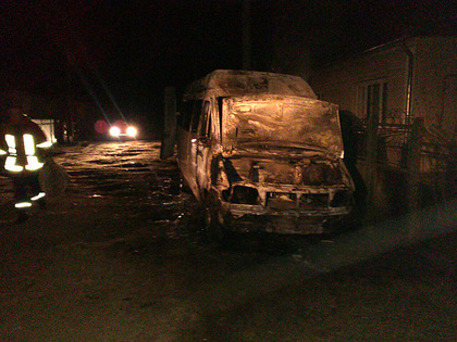 У Нижній Апші після погроз у чоловіка згорів мікроавтобус