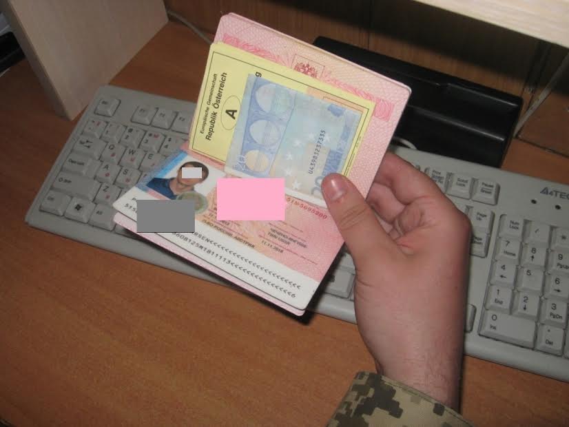 За безперешкодний в'їзд в Україну чеченці вклали в паспорт хабар в 20 євро (ФОТО)