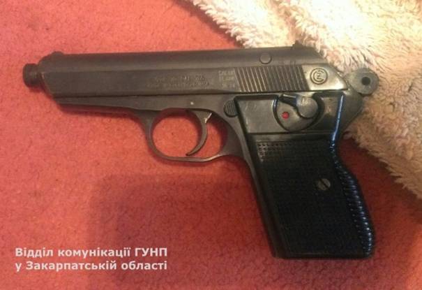 Мукачівський пенсіонер вкоротив собі віку із незареєстрованого пістолета (ФОТО)