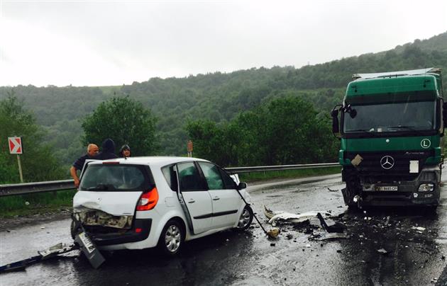 На межі Закарпаття та Львівщини вантажівка зіткнулася з Renault (ФОТО)