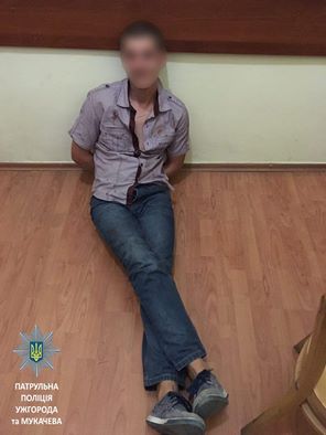 У Мукачеві затримали п'яного чоловіка, що кидався на авта на дорозі, а відтак зірвав роботу приймального в лікарні