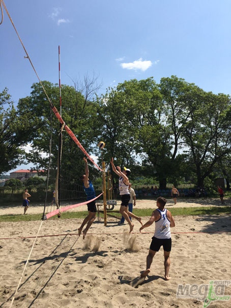 У студентських змаганнях з пляжного волейболу перемогла команда УжНУ (ФОТО)