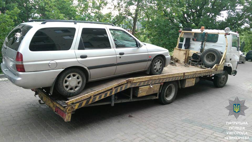 В Ужгороді евакуювали припарковане із порушенням авто, чий власник заблокував для виїзду іншого водія (ФОТО)