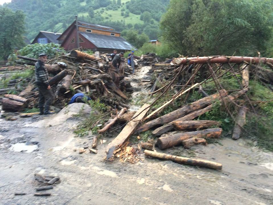 Вода від зливи і "господарювання" лісівників накоїла великої біди у Лугах на Рахівщині (ФОТО, ВІДЕО)