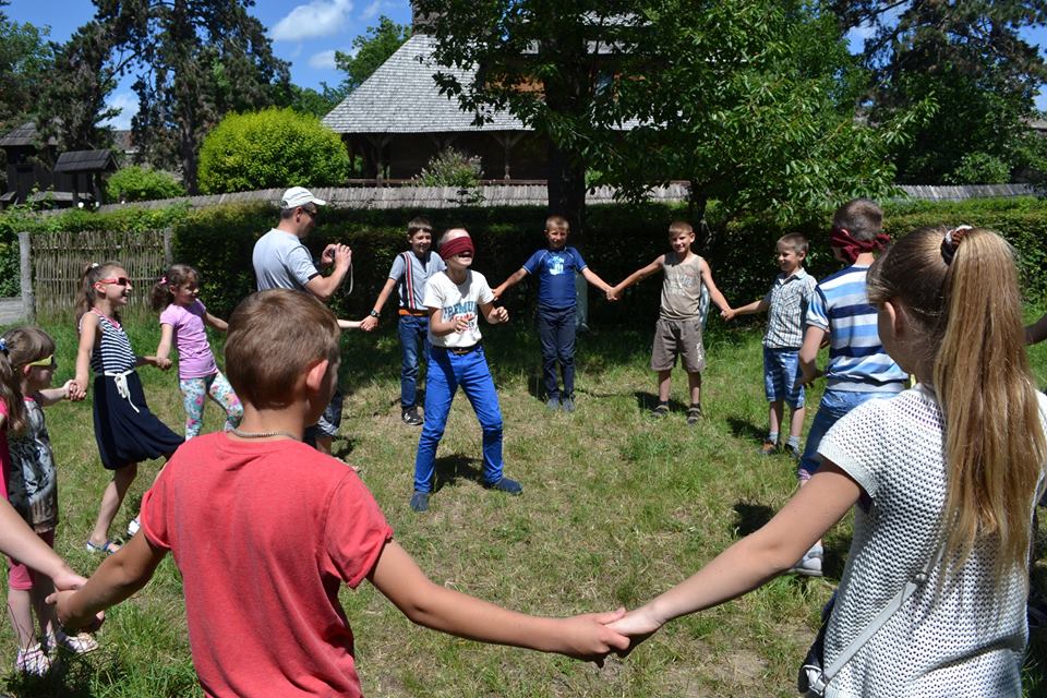 В обласному скансені в Ужгороді сладали пазли та гралися у традиційні закарпатські ігри (ФОТО)