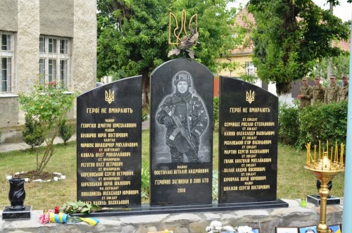 В Ужгороді відкрили меморіал полеглим у війні з Росією на Донбасі (ВІДЕО)
