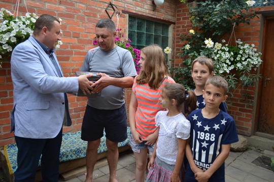 У Мукачеві 25 вихованців дитбудинків сімейного типу отримали планшети (ФОТО)
