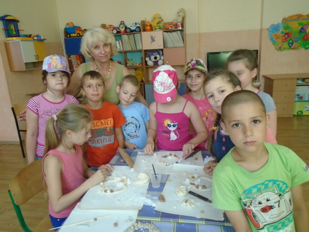 Вихованці "Малятка" виготовили з солоного тіста "Віночок для України" (ФОТО)