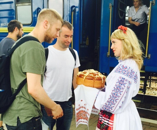 ФОТОФАКТ. Дорна на вокзалі в Ужгороді зустріли хлібом-сіллю і вишиванкою