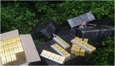 На березі Тиси затримали українця за спробу перевезення 4 тис пачок контрабандних сигарет (ФОТО)