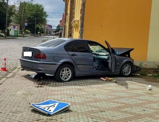 У Мукачеві BMW врізалася у ремонтований Будинок культури (ФОТО)