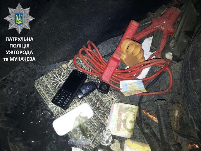 У Мукачеві затримали нетверезого водія "Фольксвагена" із кастетом та наркотиками (ФОТО)