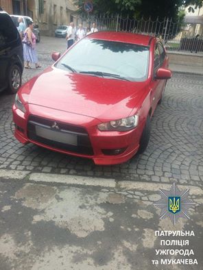 У Мукачеві затримали розшукуваний держвиконавцями Mitsubishi (ФОТО)