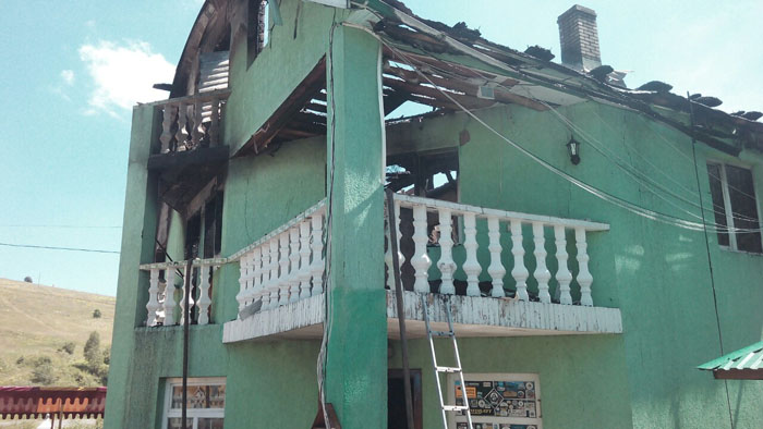 У Розтоці на Міжгірщині згорів житловий будинок з кафе (ФОТО)