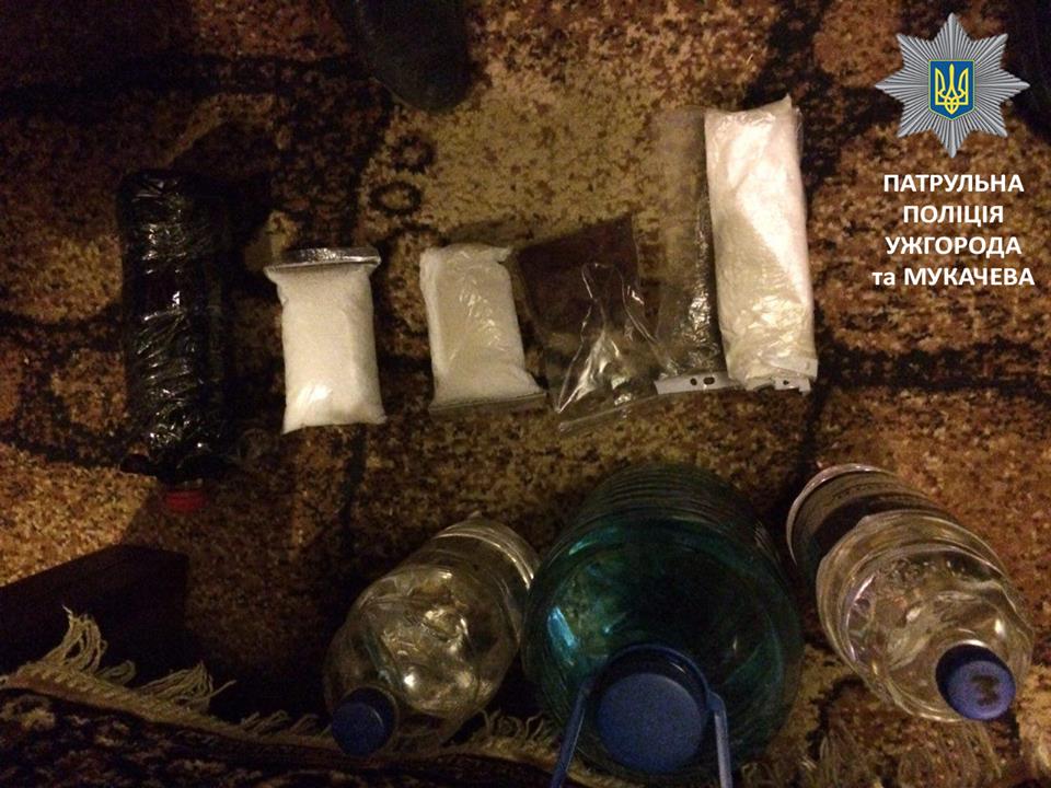 У квартирі в Мукачеві, де зачинився розшукуваний чоловік, знайшли велику кількість наркотиків, шприци та леза (ФОТО)
