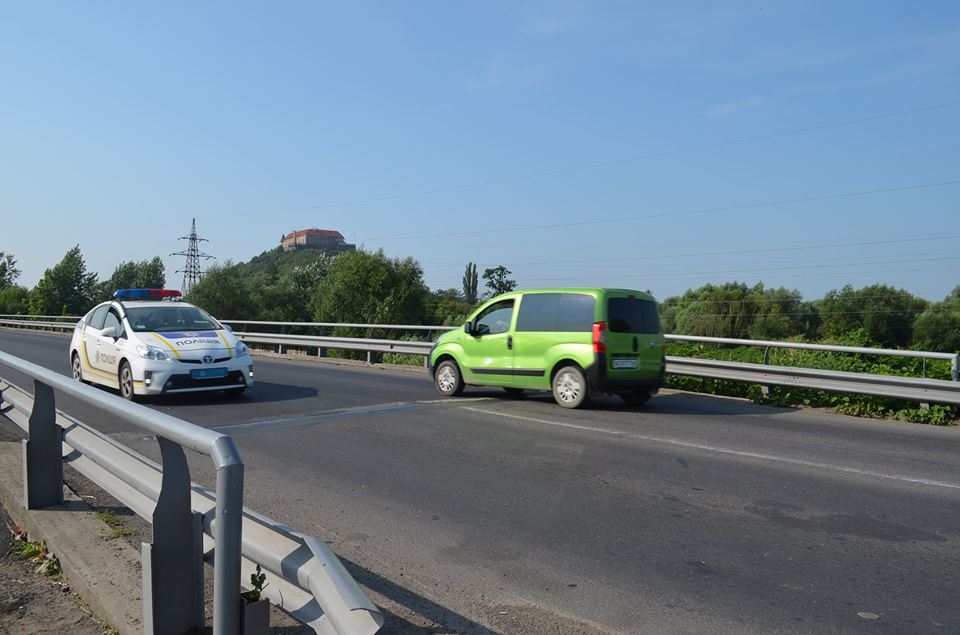У Мукачеві відремонтували Паланківський міст. Покриття відновлюватиме  облавтодор (ФОТО)
