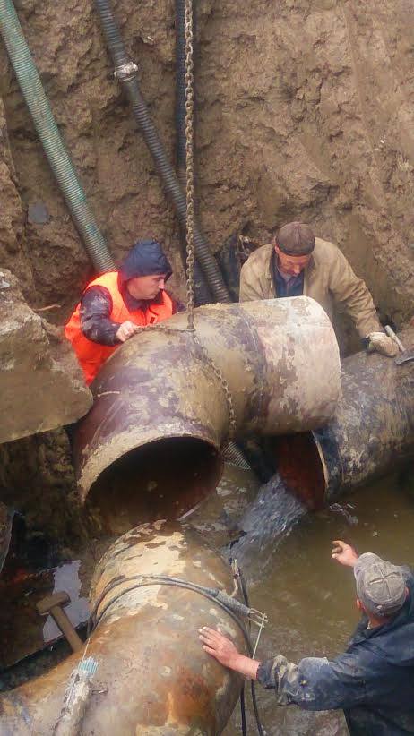 Роботи на водогоні, через які припинене водопостачання в Ужгороді, обіцяють завершити вже нині (ФОТО)