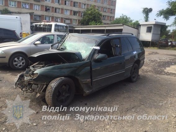 В центрі Ужгорода внаслідок зіткнення з деревом загинув пасажир Opel Omega (ФОТО)