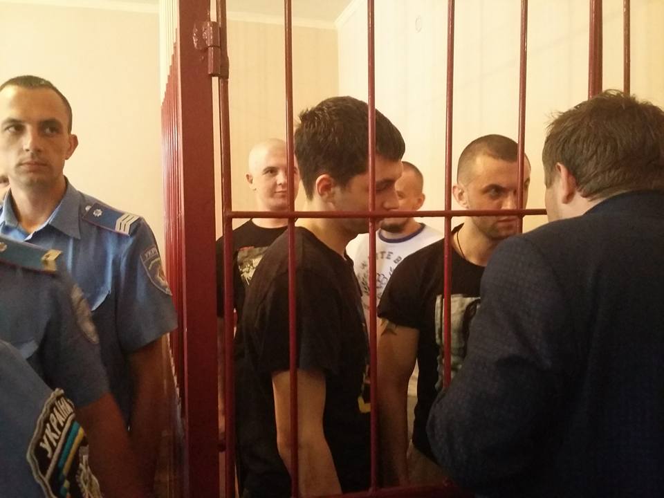 У Мукачеві за кілька хвилин має розпочатися суд у "мукачівській справі", усіх підсудних правосекторівців доставили на засідання (ФОТО)