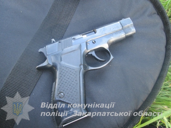 У Мукачеві затримали авто з двома вінничанами, "запаковане" пістолетом, рушницею, ножами, сокирою та кайданками (ФОТО)