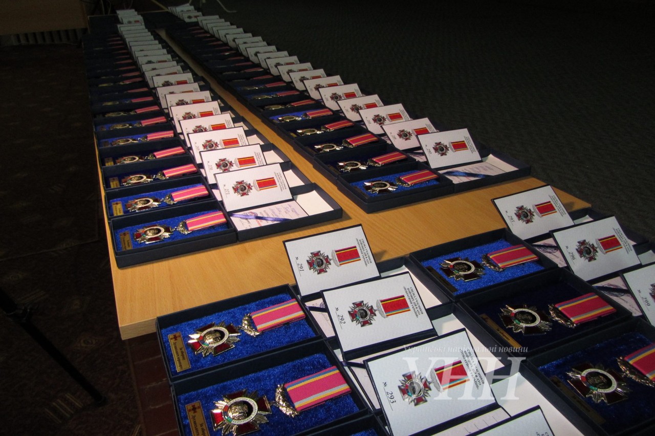 В Ужгороді медалями "За оборону Луганського аеропорту" нагородили 61 військового, з них 12 – посмертно (ФОТО)