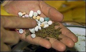 Під час обшуку в оселі раніше судимого мукачівця виявили 16 рослин конопель, 200 г марихуани та шприц із наркотиками