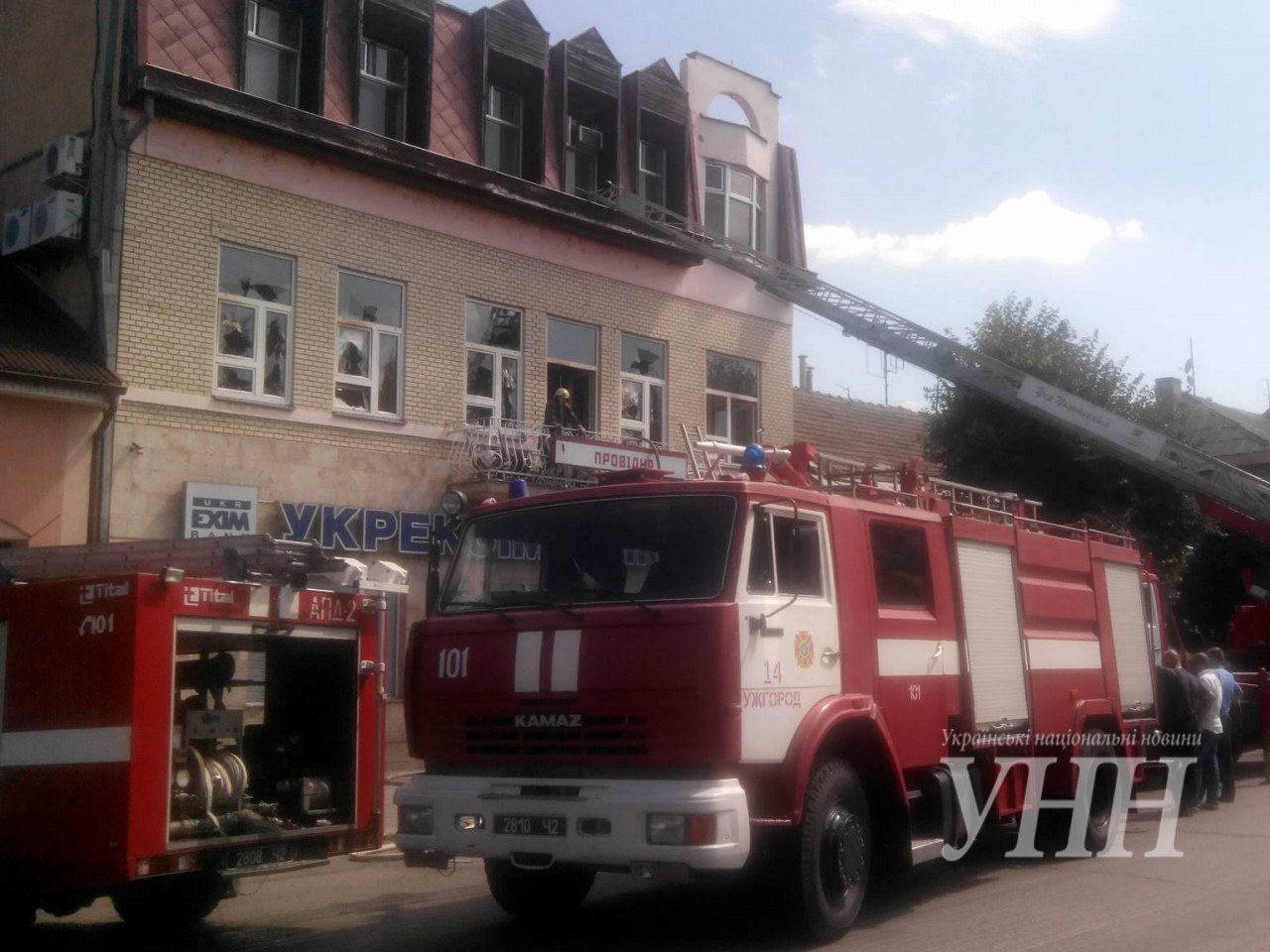 В Ужгороді горить офісне приміщення, рух центром міста ускладнений (ФОТО, ВІДЕО)
