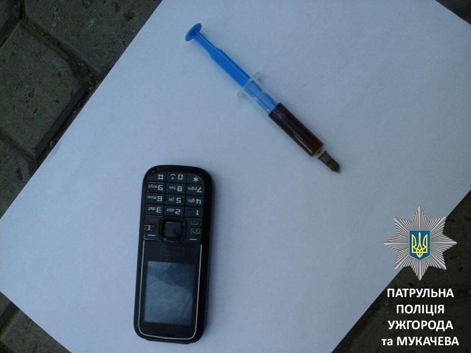 У Мукачеві ловили втікача зі шприцом, наповненим наркорідиною (ФОТО)