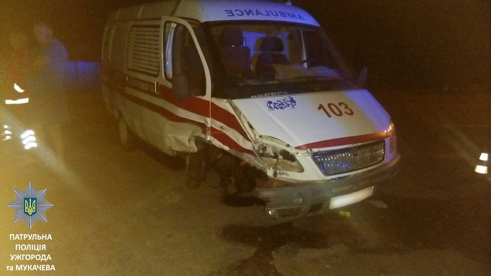 Через порушення ПДР в Ужгороді Mercedes зіткнувся зі "швидкою", постраждав один із один  із медиків (ФОТО)