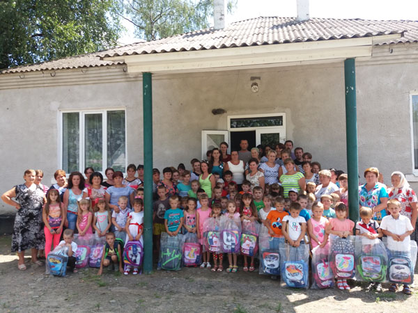 Майбутні першокласники із 12 сіл Тячівщини отримали шкільні ранці та набори для навчання (ФОТО)